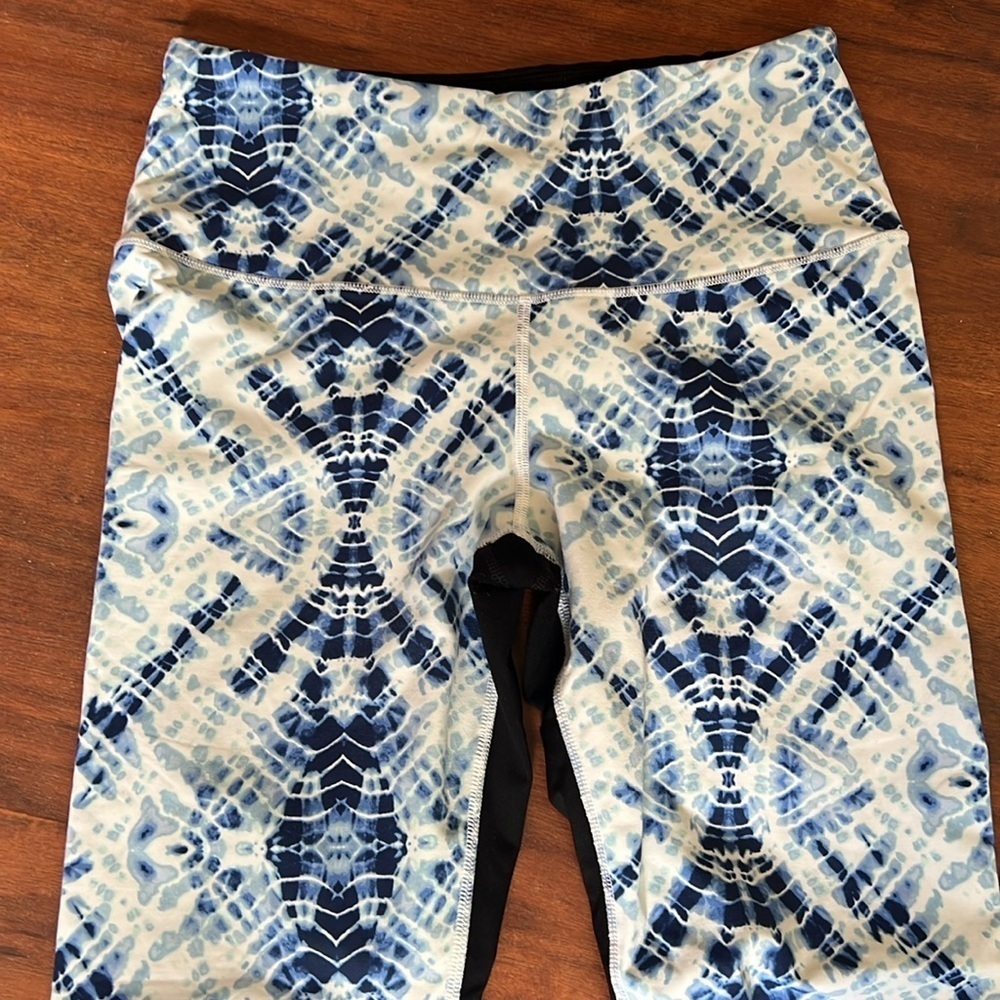 Blue white black VSX workout Capri size Large moderate compression mid rise - Picture 3 of 8